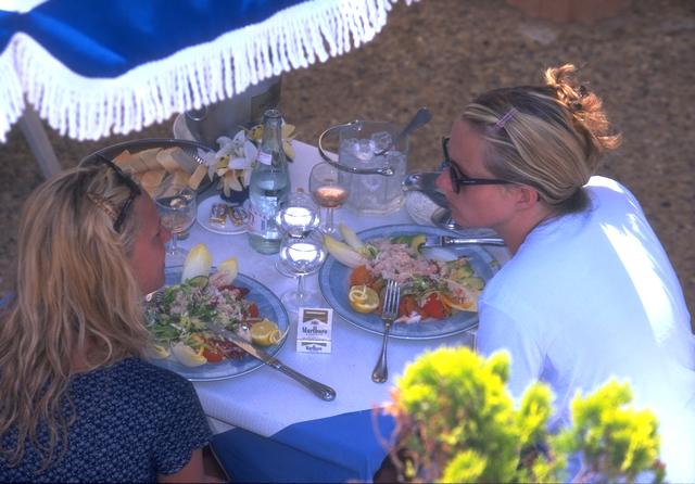 Pareja de mujeres comiendo en una terraza